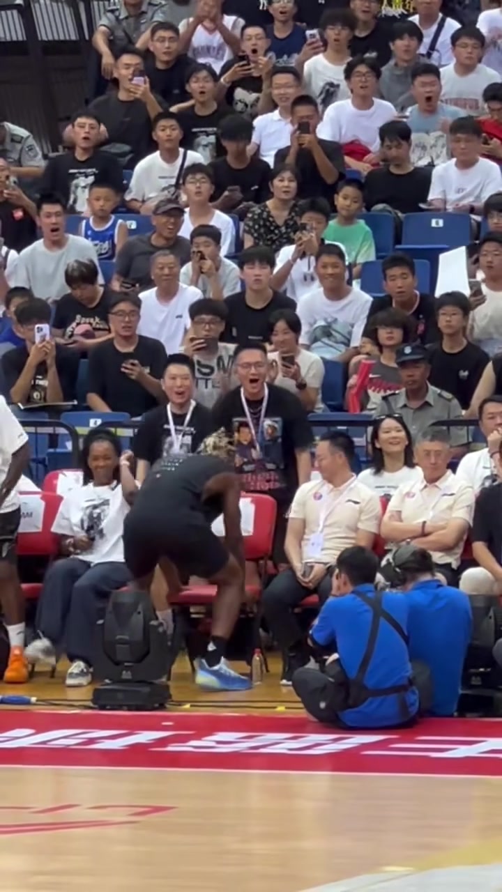 🙈巴特勒中国行期间对着椅子做出“不可描述”庆祝动作