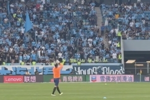 王大雷随泰山队出征大连，受到家乡球迷热情欢迎